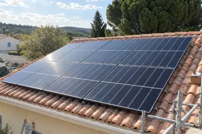 Panneaux solaires posés sur une toiture